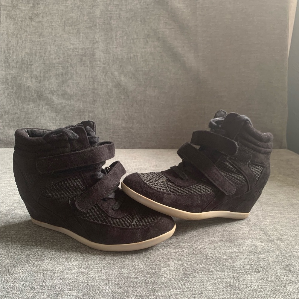 Black wedge sneakers